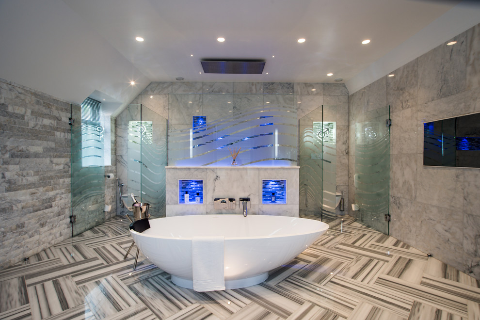 Стильный дизайн: большая ванная комната в современном стиле с отдельно стоящей ванной, серой плиткой, душевой комнатой, серым полом и душем с распашными дверями - последний тренд