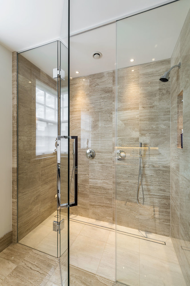 Стильный дизайн: ванная комната в современном стиле с двойным душем, плиткой из листового камня и мраморным полом - последний тренд