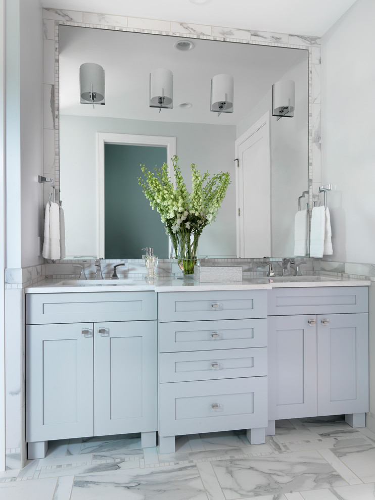 Klassisk inredning av ett stort en-suite badrum, med skåp i shakerstil, blå skåp, en kantlös dusch, porslinskakel, vita väggar, klinkergolv i porslin, ett undermonterad handfat, bänkskiva i akrylsten, vitt golv och med dusch som är öppen