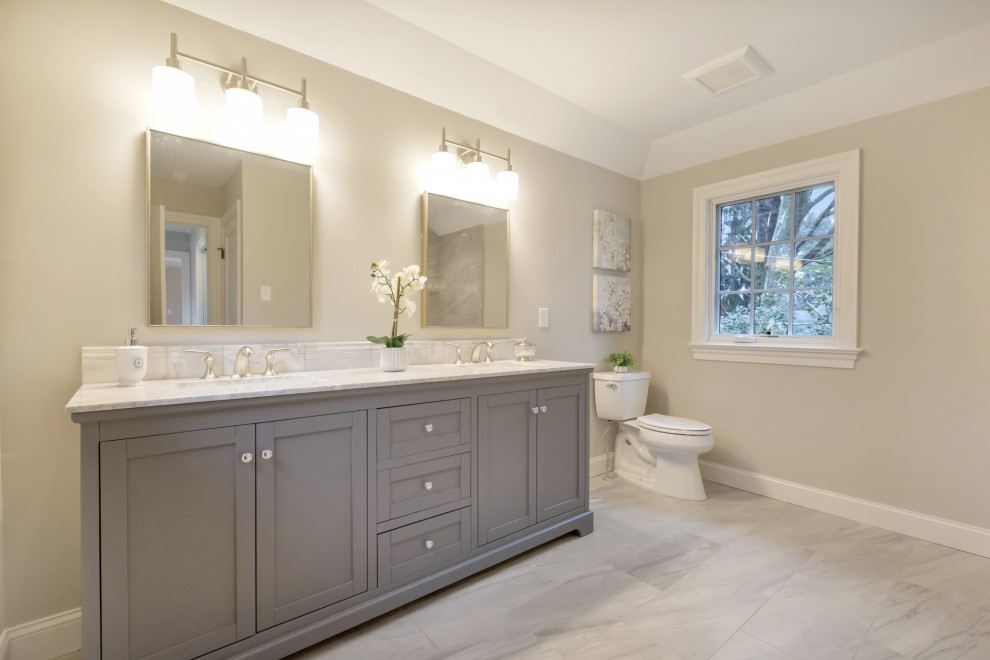 Idéer för att renovera ett mellanstort funkis vit vitt en-suite badrum, med möbel-liknande, grå skåp, grå kakel, marmorkakel, grå väggar, cementgolv, ett konsol handfat, marmorbänkskiva, grått golv och dusch med gångjärnsdörr