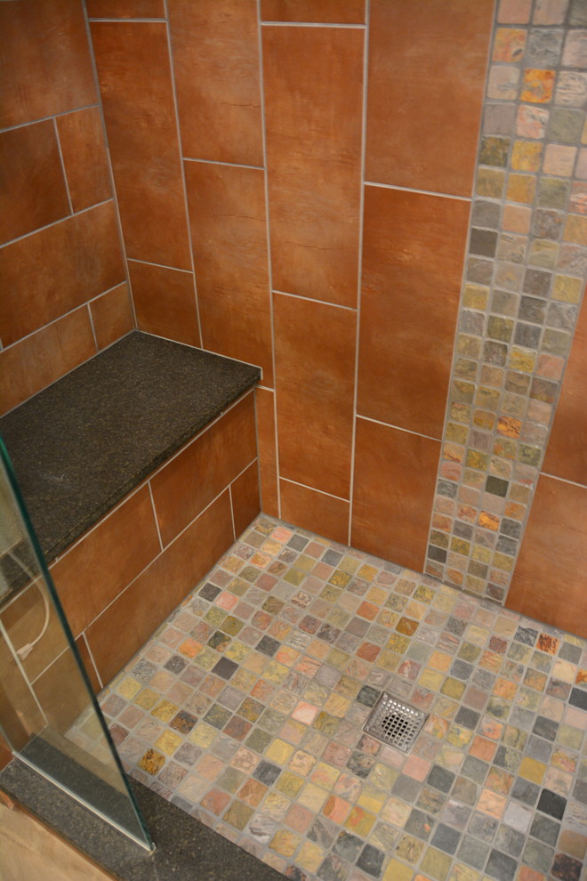 Idéer för stora rustika grått badrum med dusch, med skåp i shakerstil, skåp i mörkt trä, en öppen dusch, en toalettstol med hel cisternkåpa, brun kakel, keramikplattor, vita väggar, betonggolv, ett undermonterad handfat, granitbänkskiva, grått golv och dusch med gångjärnsdörr