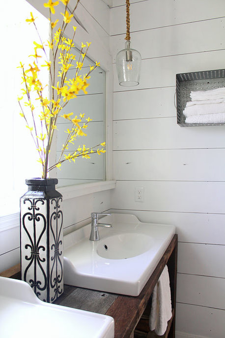 На фото: главная ванная комната среднего размера в стиле кантри с фасадами островного типа, фасадами цвета дерева среднего тона, открытым душем, белыми стенами, мраморным полом, монолитной раковиной и столешницей из дерева