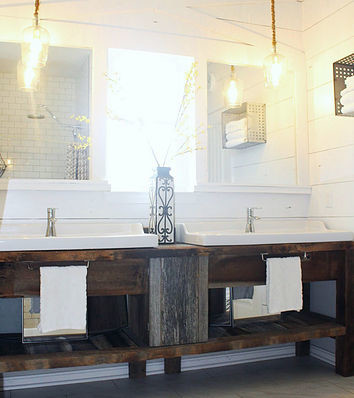 Exemple d'une salle de bain principale nature en bois brun de taille moyenne avec un placard en trompe-l'oeil, une douche ouverte, un mur blanc, un sol en marbre, un lavabo intégré et un plan de toilette en bois.