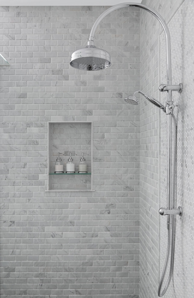 Idée de décoration pour une grande salle de bain principale marine avec un placard à porte shaker, des portes de placard blanches, une baignoire indépendante, une douche double, WC à poser, un carrelage gris, du carrelage en marbre, un mur gris, un sol en carrelage de céramique, un lavabo encastré, un plan de toilette en quartz modifié, un sol gris, une cabine de douche à porte battante, un plan de toilette gris, un banc de douche, meuble double vasque et meuble-lavabo encastré.