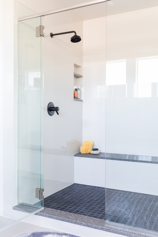 Diseño de cuarto de baño principal actual de tamaño medio con bañera encastrada, combinación de ducha y bañera y lavabo bajoencimera