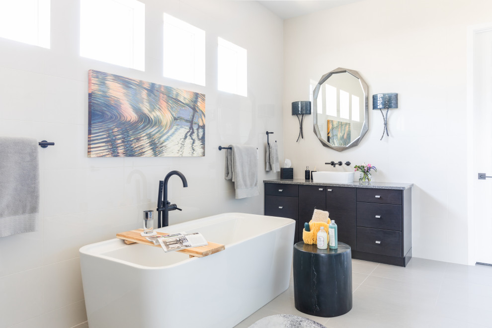 Mittelgroßes Modernes Badezimmer En Suite mit Einbaubadewanne, Duschbadewanne und Unterbauwaschbecken in Denver