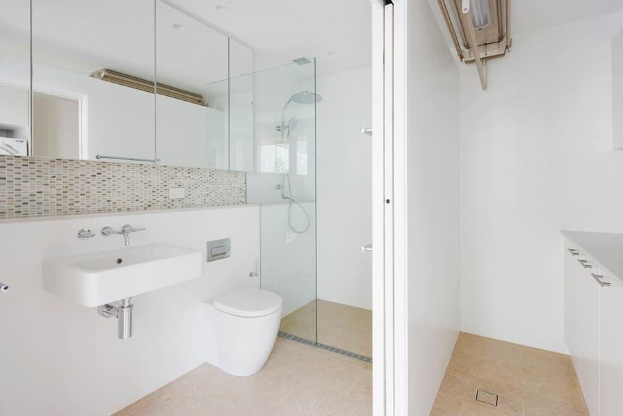 Источник вдохновения для домашнего уюта: ванная комната среднего размера в стиле модернизм с плоскими фасадами, белыми фасадами, белыми стенами и полом из травертина