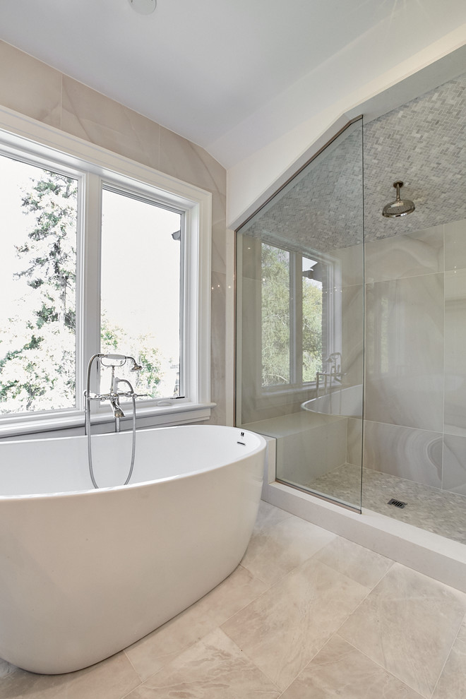Esempio di una grande stanza da bagno padronale classica con vasca freestanding, doccia alcova, piastrelle beige e pavimento beige