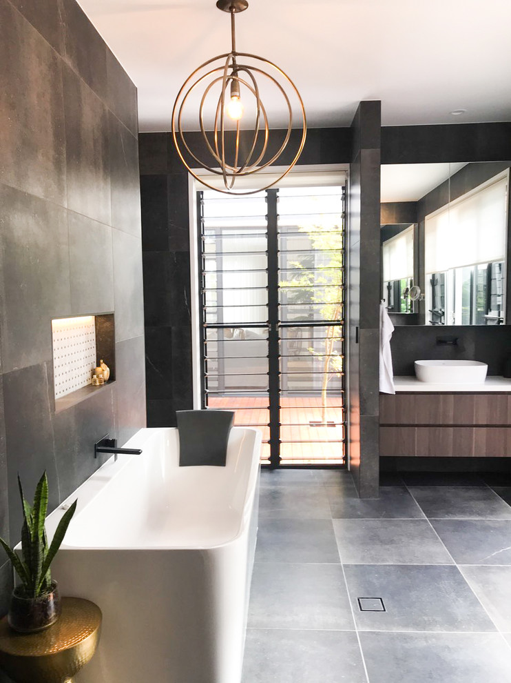 Mittelgroßes Badezimmer mit weißen Schränken und weißer Waschtischplatte in Gold Coast - Tweed