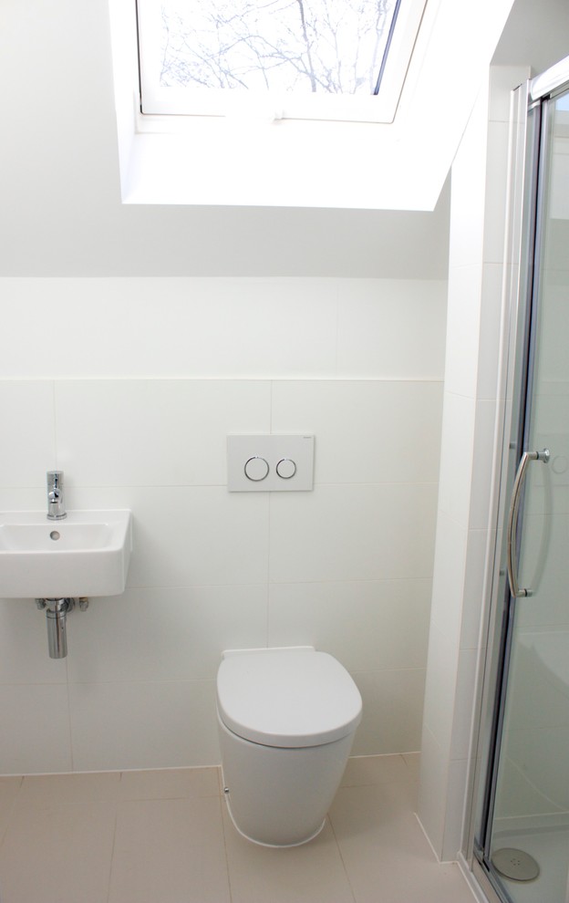 Idee per una piccola stanza da bagno contemporanea con pareti bianche e pavimento con piastrelle in ceramica