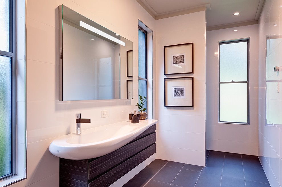 Inspiration for a contemporary bathroom remodel in Gold Coast - Tweed