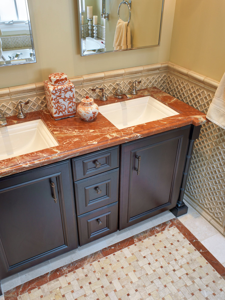 Immagine di una grande stanza da bagno padronale classica con vasca da incasso, doccia alcova, WC a due pezzi, piastrelle in pietra, pareti beige, pavimento in travertino e lavabo sottopiano