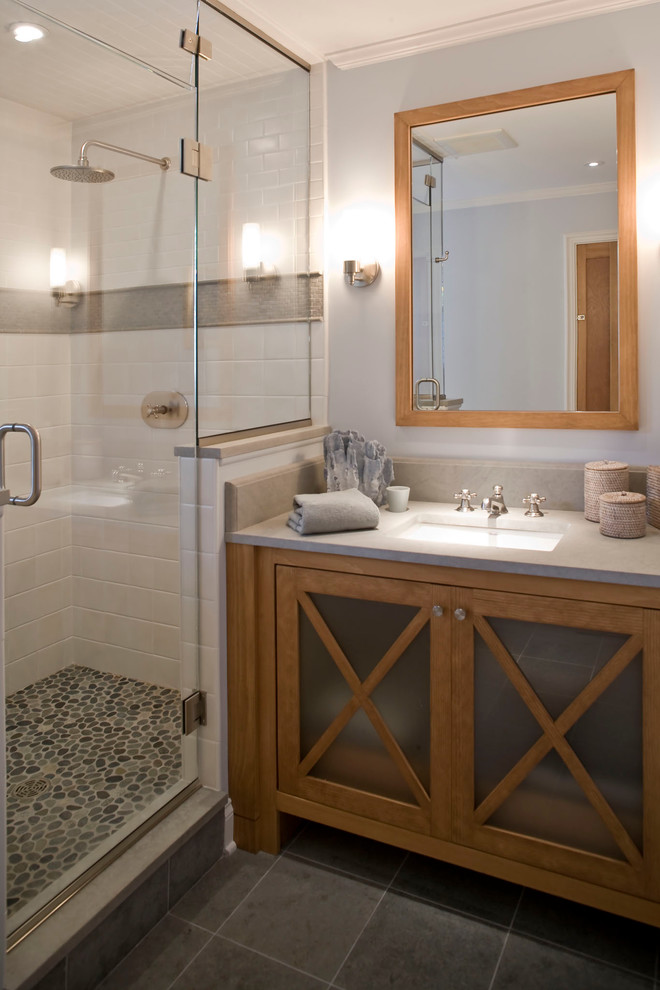Идея дизайна: главная ванная комната среднего размера в стиле неоклассика (современная классика) с фасадами островного типа, фасадами цвета дерева среднего тона, душем в нише, белой плиткой, синими стенами, полом из керамической плитки и врезной раковиной