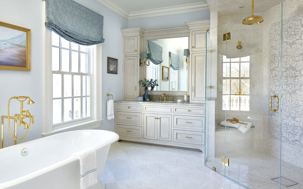 Foto på ett vintage grå en-suite badrum, med luckor med infälld panel, grå skåp, ett fristående badkar, en hörndusch, grå kakel, mosaik, blå väggar, marmorgolv, ett undermonterad handfat, kaklad bänkskiva, grått golv och dusch med gångjärnsdörr