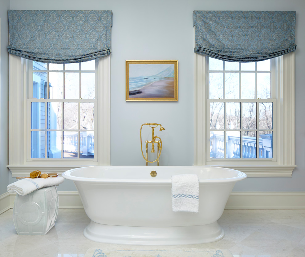 Стильный дизайн: главная ванная комната в классическом стиле с фасадами с утопленной филенкой, серыми фасадами, отдельно стоящей ванной, угловым душем, серой плиткой, плиткой мозаикой, синими стенами, мраморным полом, врезной раковиной, столешницей из плитки, серым полом, душем с распашными дверями и серой столешницей - последний тренд