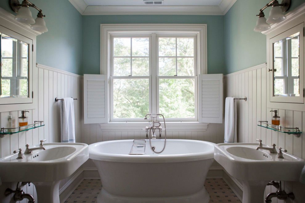 Esempio di una stanza da bagno tradizionale con vasca freestanding, pareti blu, pavimento con piastrelle a mosaico, lavabo a colonna e pavimento multicolore