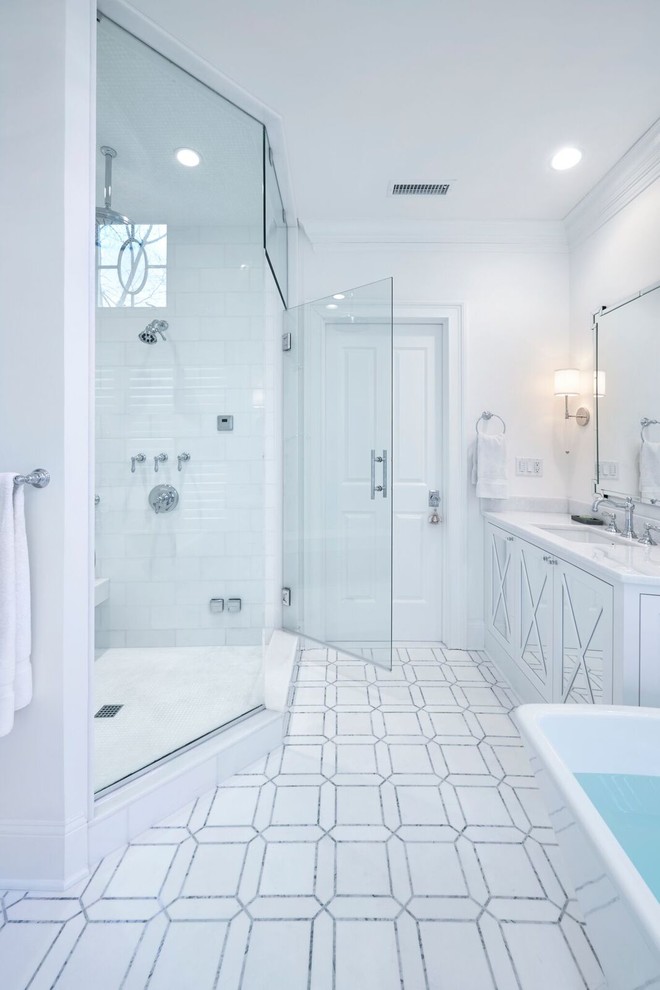 Идея дизайна: большая главная ванная комната в классическом стиле с стеклянными фасадами, белыми фасадами, отдельно стоящей ванной, угловым душем, белой плиткой, мраморной плиткой, мраморным полом, врезной раковиной, мраморной столешницей, белым полом и душем с распашными дверями