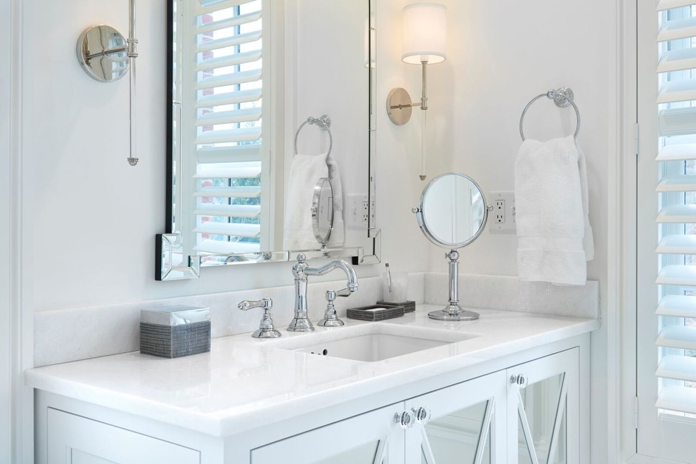 Inredning av ett klassiskt stort en-suite badrum, med luckor med glaspanel, vita skåp, ett fristående badkar, en hörndusch, vit kakel, marmorkakel, marmorgolv, ett undermonterad handfat, marmorbänkskiva, vitt golv och dusch med gångjärnsdörr