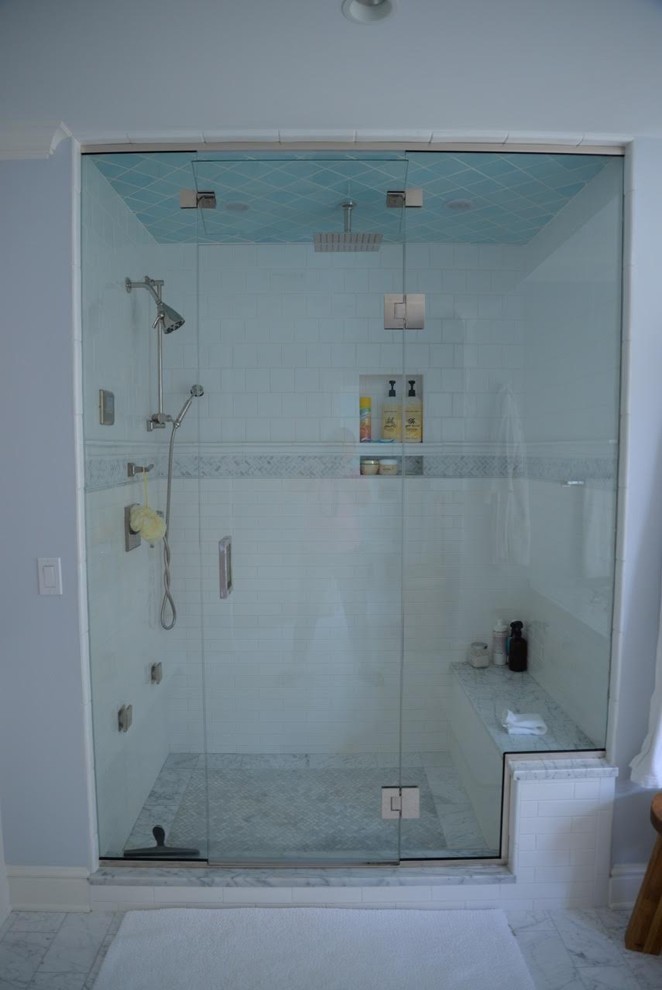 Стильный дизайн: большая главная ванная комната в классическом стиле с фасадами с декоративным кантом, белыми фасадами, накладной ванной, душем в нише, раздельным унитазом, белой плиткой, керамической плиткой, серыми стенами, мраморным полом, врезной раковиной и мраморной столешницей - последний тренд