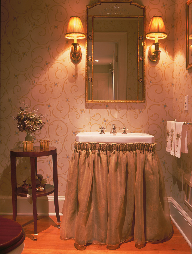 Foto di una stanza da bagno con doccia chic di medie dimensioni con nessun'anta, pareti beige e parquet scuro