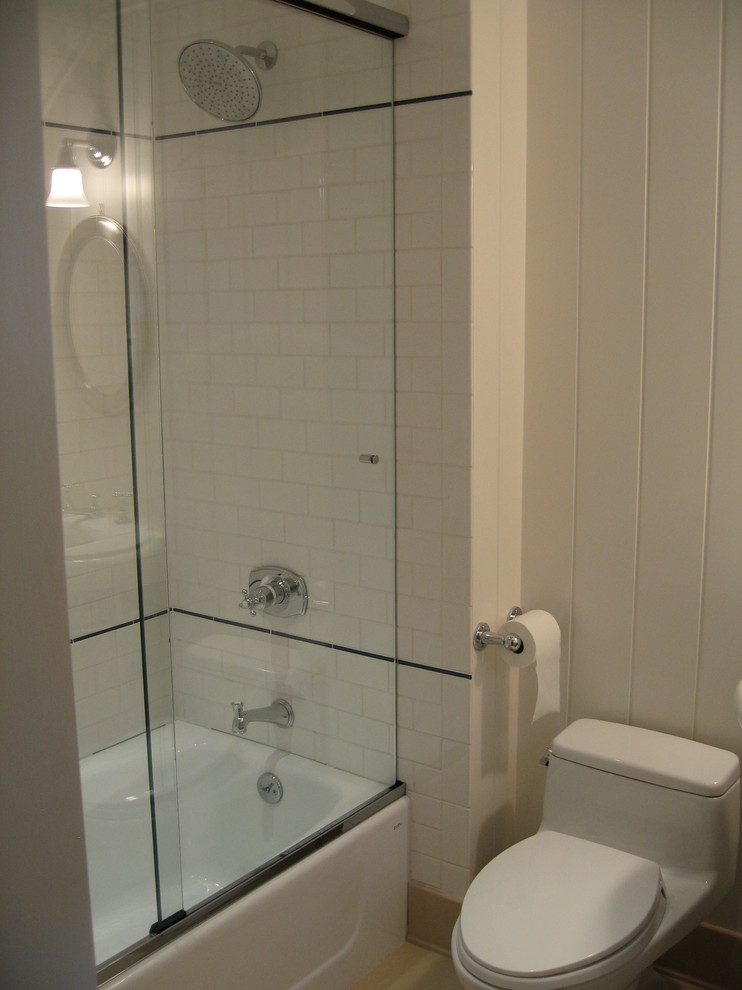 Imagen de cuarto de baño principal de estilo americano pequeño con armarios con paneles empotrados, puertas de armario blancas y combinación de ducha y bañera