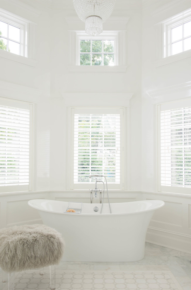 Источник вдохновения для домашнего уюта: большая главная ванная комната в викторианском стиле с отдельно стоящей ванной, белой плиткой, белыми стенами и мраморным полом