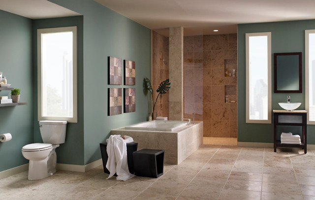 Aménagement d'une salle de bain principale contemporaine en bois foncé de taille moyenne avec un placard sans porte, une baignoire indépendante, une douche à l'italienne, WC séparés, un mur bleu, un sol en calcaire, une vasque, un sol beige et aucune cabine.