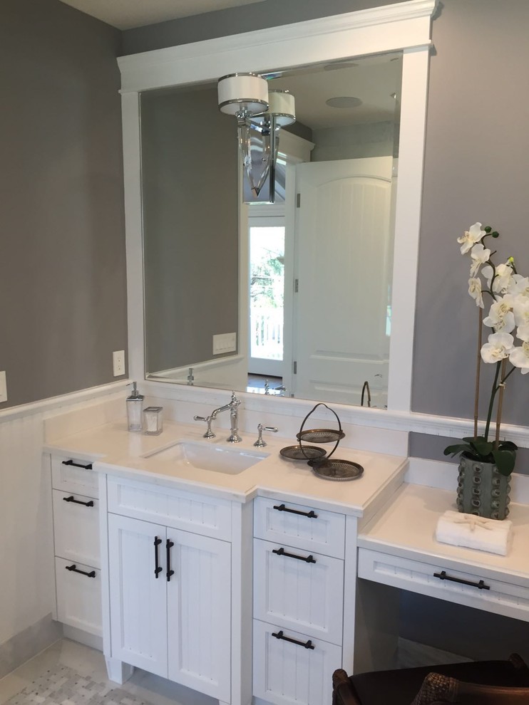 Diseño de cuarto de baño clásico grande con armarios estilo shaker, puertas de armario blancas y suelo de madera clara