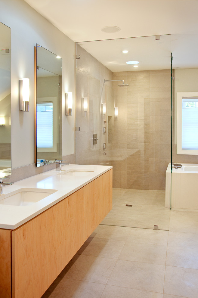 Exemple d'une salle de bain moderne avec un carrelage de pierre.