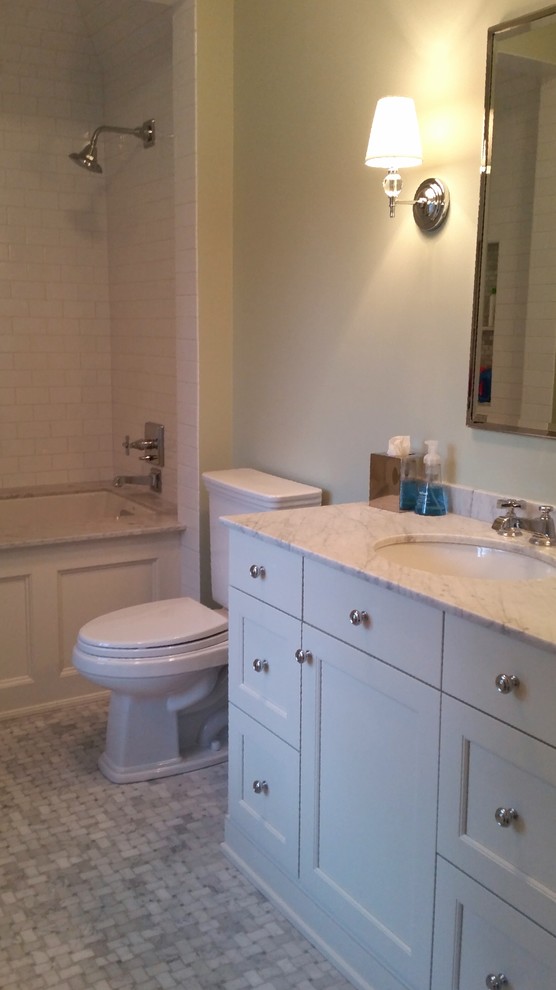 Idéer för att renovera ett vintage en-suite badrum, med ett undermonterad handfat, luckor med infälld panel, vita skåp, marmorbänkskiva, ett platsbyggt badkar, en dusch/badkar-kombination, en toalettstol med separat cisternkåpa, vit kakel, mosaik, vita väggar och mosaikgolv