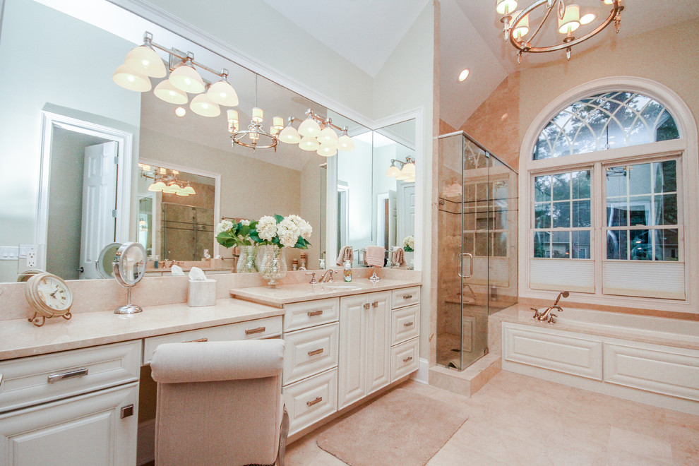 Пример оригинального дизайна: большая главная ванная комната в классическом стиле с фасадами с выступающей филенкой, белыми фасадами, угловой ванной, угловым душем, раздельным унитазом, бежевой плиткой, розовой плиткой, керамической плиткой, белыми стенами, полом из керамогранита, врезной раковиной и столешницей из кварцита