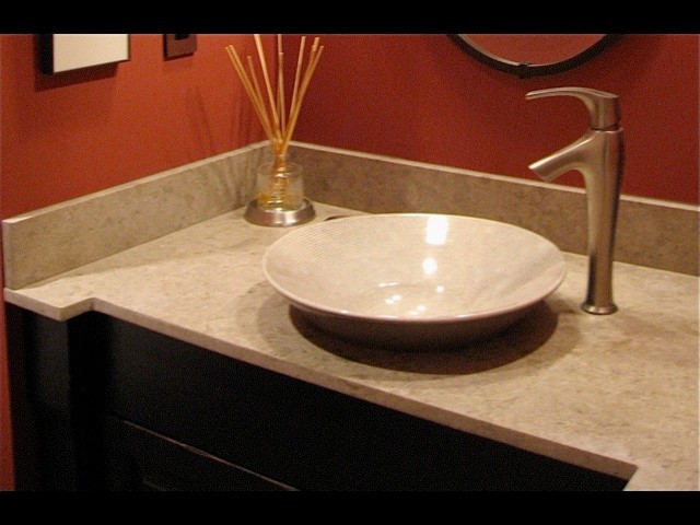 Источник вдохновения для домашнего уюта: ванная комната в стиле неоклассика (современная классика) с красными стенами, настольной раковиной и столешницей из известняка