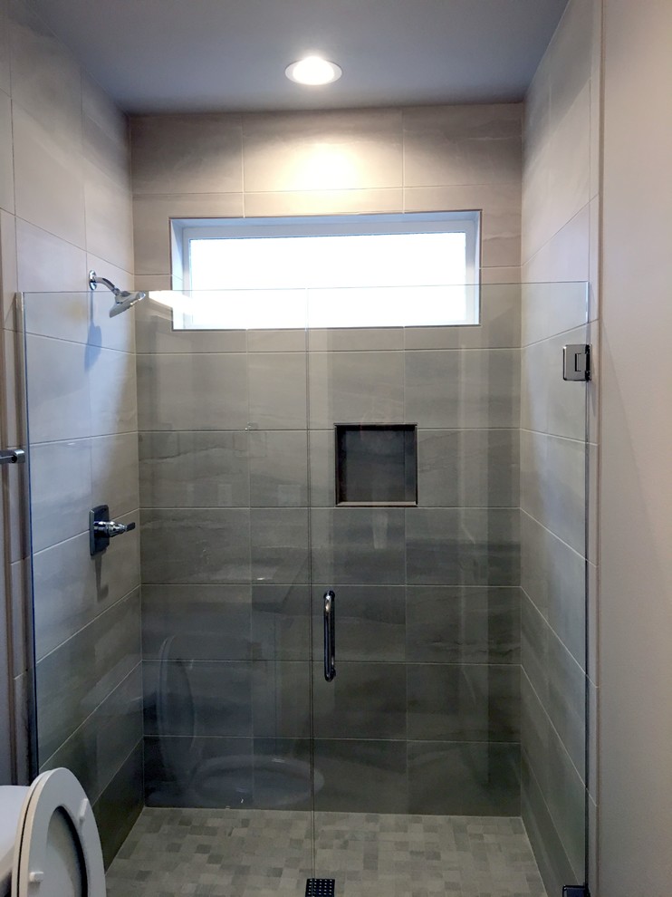 Foto di una stanza da bagno per bambini con doccia alcova, piastrelle grigie, piastrelle in gres porcellanato e porta doccia a battente