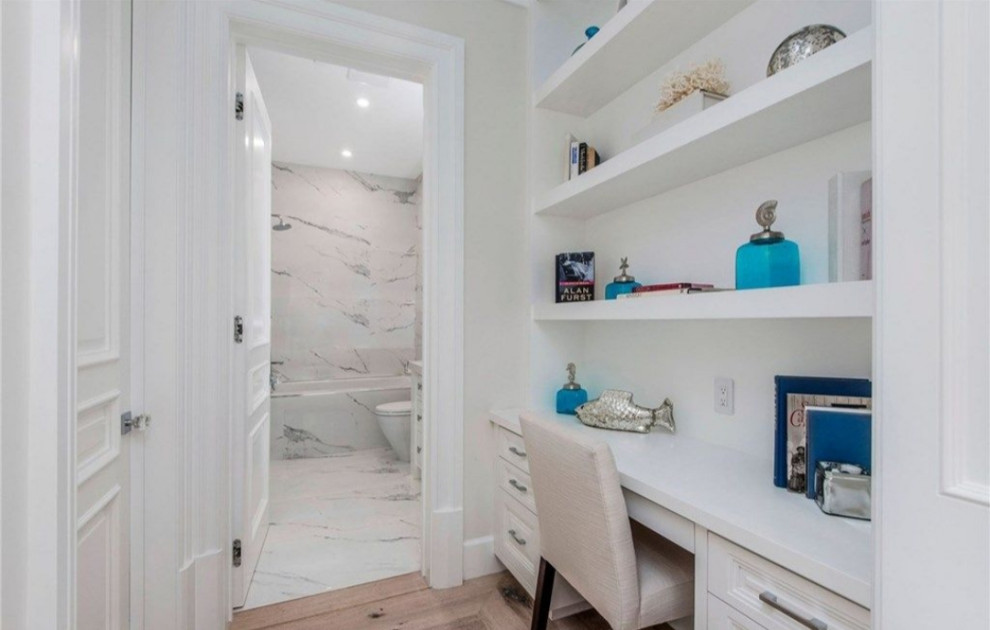 Пример оригинального дизайна: ванная комната среднего размера в стиле неоклассика (современная классика) с фасадами с утопленной филенкой, белыми фасадами, ванной в нише, душем в нише, раздельным унитазом, белой плиткой, мраморной плиткой, белыми стенами, мраморным полом, столешницей из кварцита, белым полом, открытым душем и белой столешницей