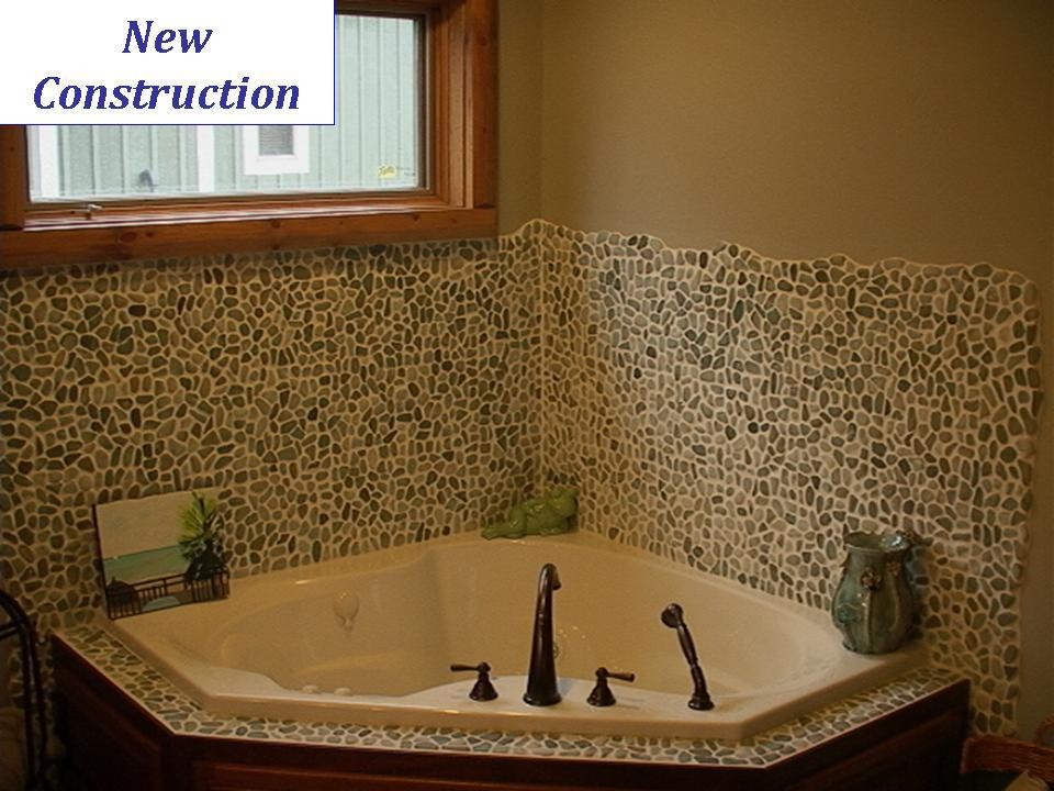 Пример оригинального дизайна: большая главная ванная комната в современном стиле с угловой ванной, разноцветной плиткой и коричневыми стенами
