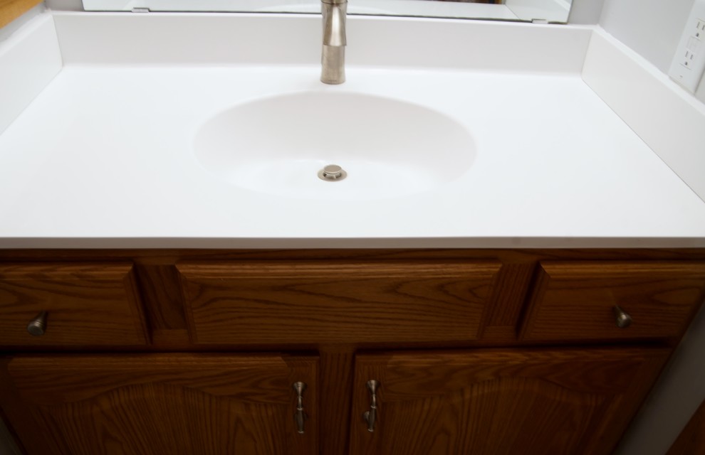 Esempio di una stanza da bagno padronale contemporanea di medie dimensioni con ante marroni, vasca/doccia, WC a due pezzi, piastrelle beige, pareti grigie, pavimento in vinile, lavabo integrato e top in marmo