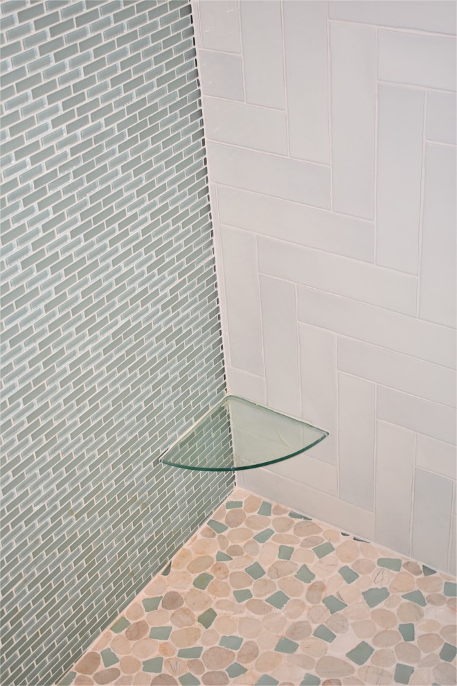 Пример оригинального дизайна: большая главная ванная комната в классическом стиле с белой плиткой, керамической плиткой, полом из керамической плитки и душем с распашными дверями