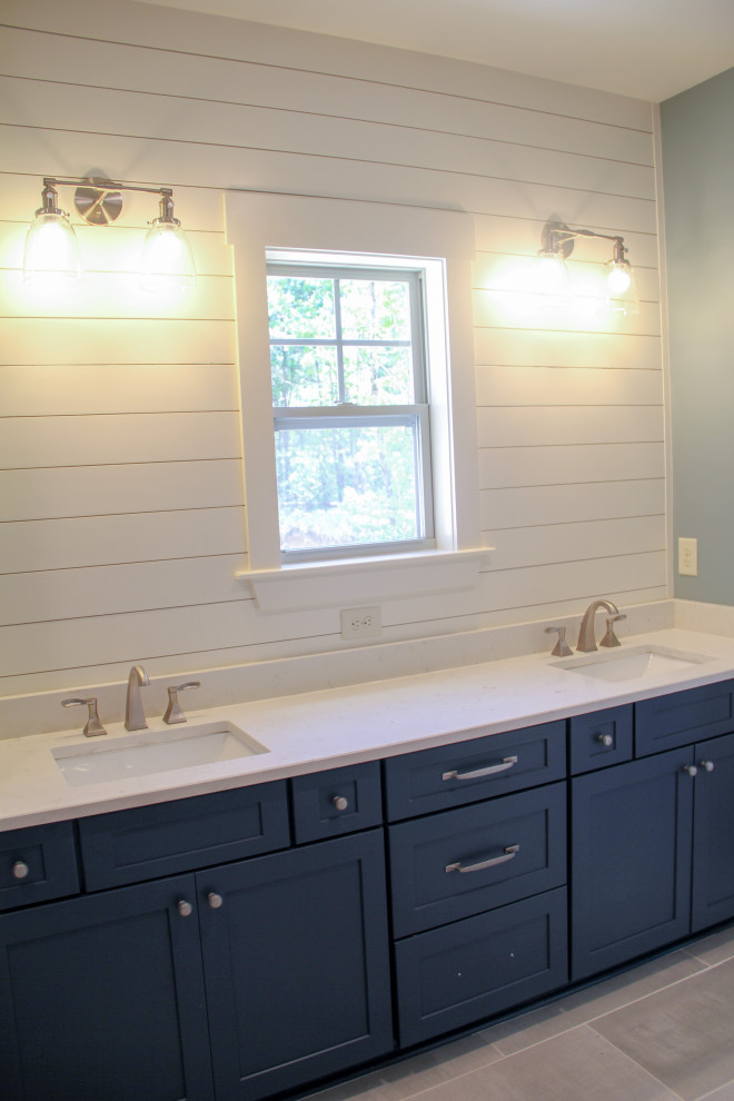 Foto de cuarto de baño principal, doble y a medida clásico con puertas de armario azules, paredes blancas, encimera de cuarzo compacto, encimeras blancas y machihembrado