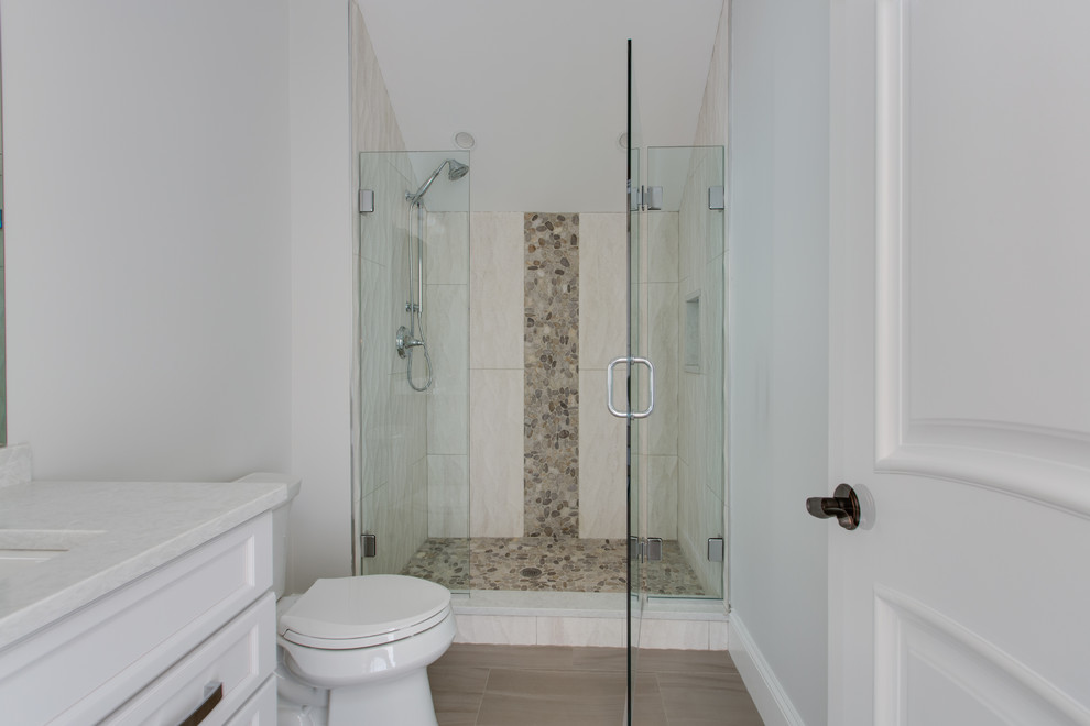 Foto på ett stort vintage vit badrum med dusch, med skåp i shakerstil, vita skåp, grå väggar, ett undermonterad handfat och granitbänkskiva