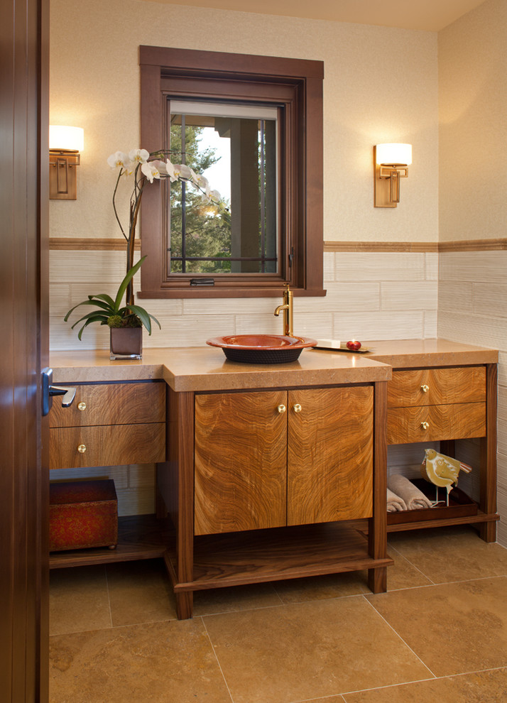Exemple d'une salle d'eau craftsman en bois brun de taille moyenne avec une vasque, un placard à porte plane, un carrelage beige, un mur beige, un sol en carrelage de céramique et un plan de toilette en quartz modifié.