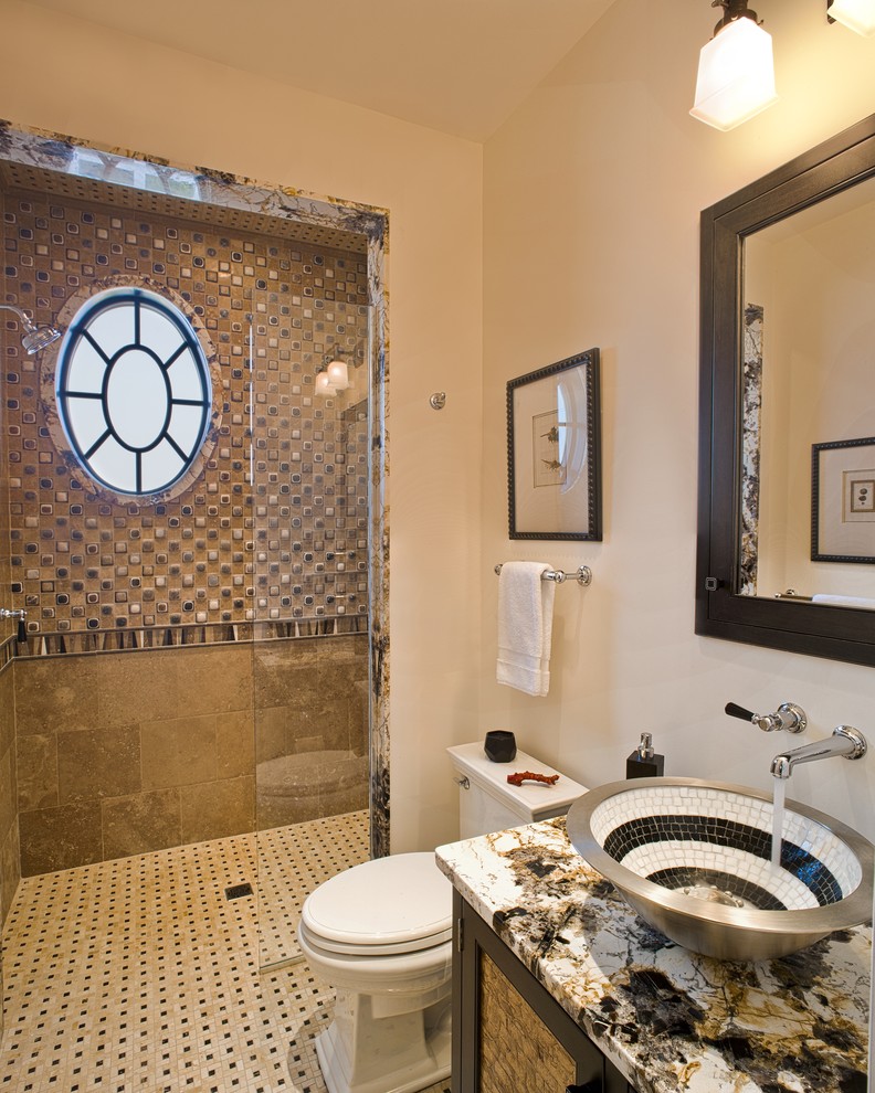 На фото: ванная комната в современном стиле с настольной раковиной и окном с