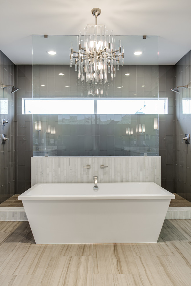 На фото: большая главная ванная комната в стиле неоклассика (современная классика) с отдельно стоящей ванной, угловым душем, стеклянной плиткой, белыми стенами, полом из травертина, врезной раковиной и мраморной столешницей
