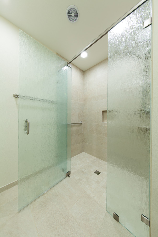 На фото: ванная комната среднего размера в стиле неоклассика (современная классика) с душем в нише, бежевой плиткой, керамогранитной плиткой, серыми стенами, полом из керамогранита, душевой кабиной, бежевым полом и душем с распашными дверями