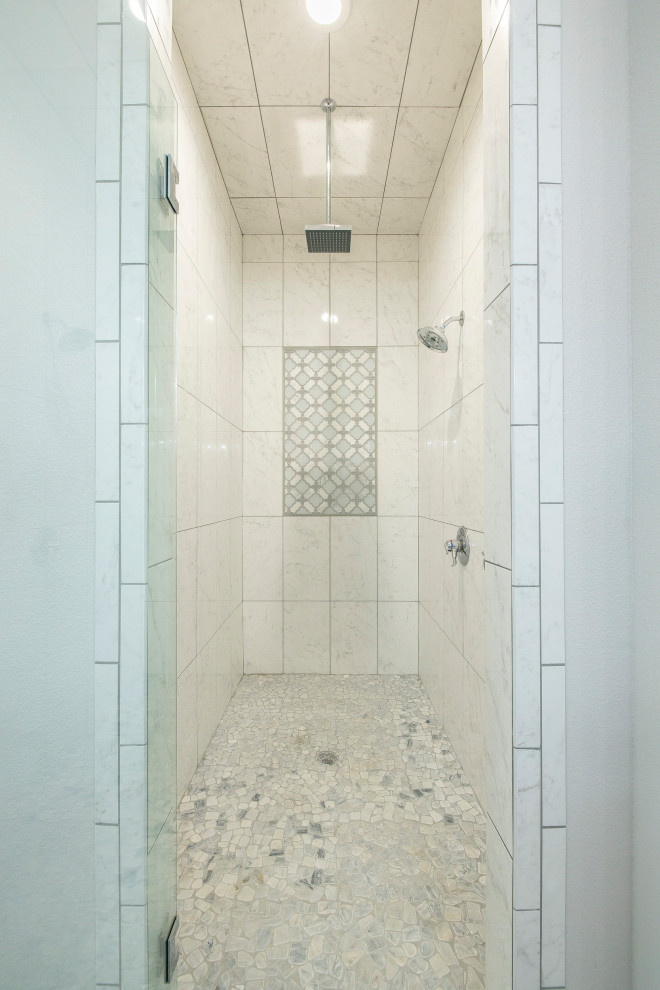 На фото: большая главная ванная комната в современном стиле с врезной раковиной, столешницей из гранита, серым полом, душем с распашными дверями, белой столешницей, тумбой под две раковины, встроенной тумбой, фасадами в стиле шейкер, серыми фасадами, двойным душем, белой плиткой, керамической плиткой, белыми стенами и полом из галечной плитки