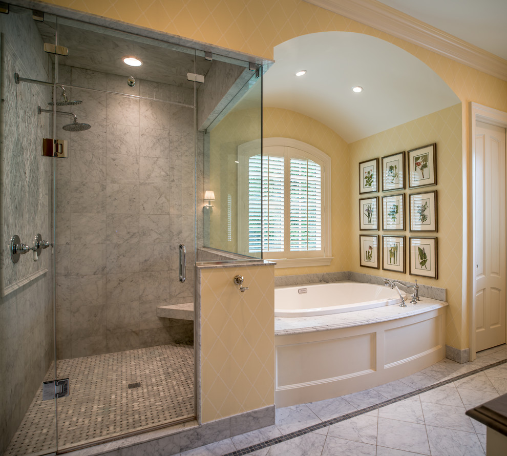 フィラデルフィアにあるトラディショナルスタイルのおしゃれなお風呂の窓 (アルコーブ型浴槽、アルコーブ型シャワー、グレーのタイル) の写真