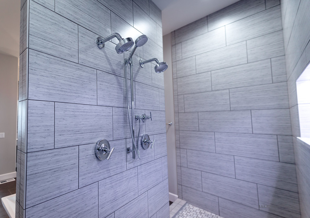 Modern inredning av ett stort en-suite badrum, med ett fristående badkar, en dusch i en alkov, grå kakel, porslinskakel, grå väggar, klinkergolv i porslin, svart golv och med dusch som är öppen
