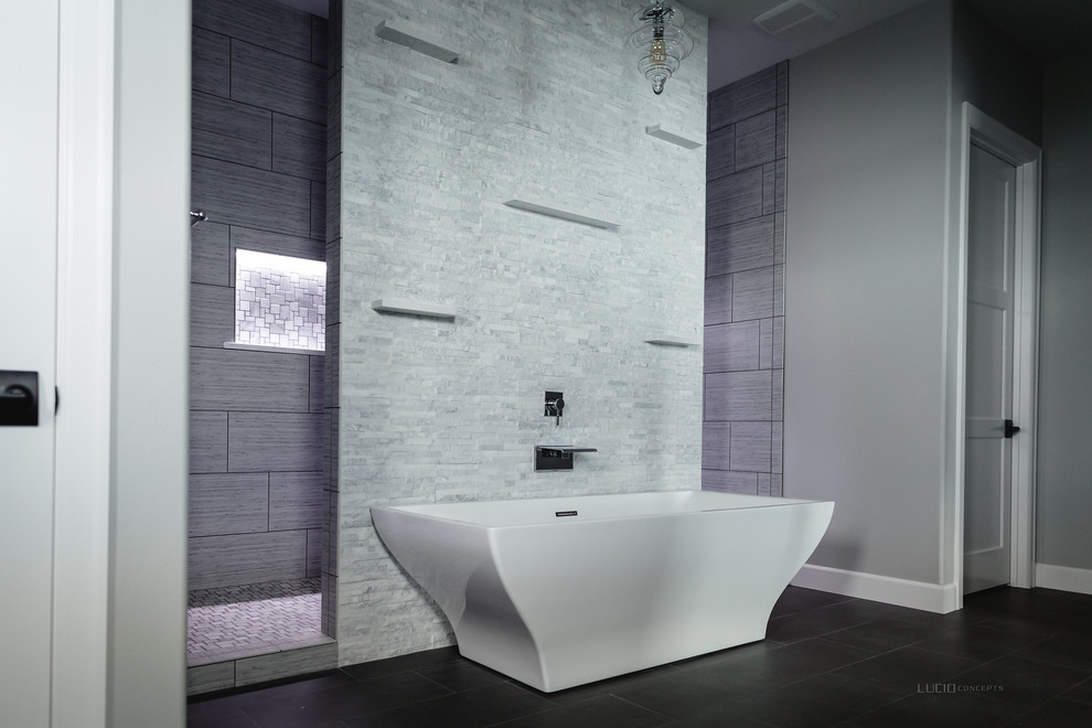 Réalisation d'une grande douche en alcôve principale minimaliste avec une baignoire indépendante, un carrelage gris, des carreaux de porcelaine, un mur gris, un sol en carrelage de porcelaine, un sol noir et aucune cabine.