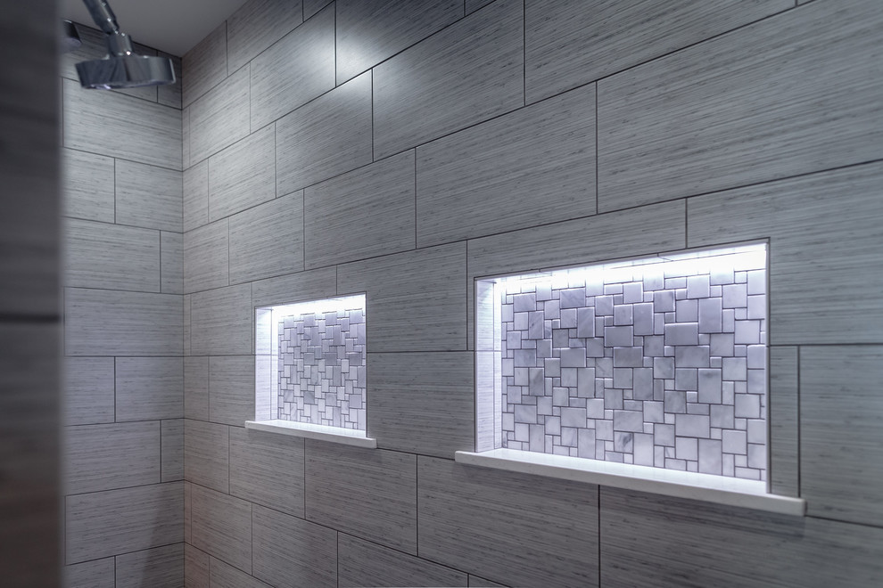 Источник вдохновения для домашнего уюта: большая главная ванная комната в стиле модернизм с отдельно стоящей ванной, душем в нише, серой плиткой, керамогранитной плиткой, серыми стенами, полом из керамогранита, черным полом и открытым душем