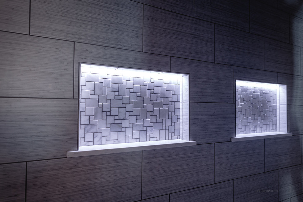 Großes Modernes Badezimmer En Suite mit freistehender Badewanne, Duschnische, grauen Fliesen, Porzellanfliesen, grauer Wandfarbe, Porzellan-Bodenfliesen, schwarzem Boden und offener Dusche in Seattle