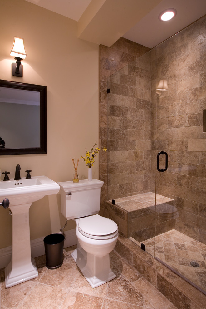 Modelo de cuarto de baño clásico de tamaño medio con lavabo con pedestal, ducha abierta, sanitario de dos piezas y aseo y ducha